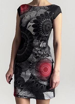 Коротка сукня desigual в розмірі s, сіра, з відкритою спиною