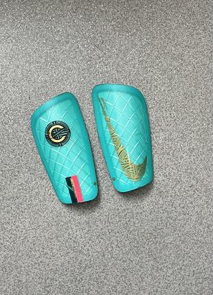 Захист для ніг у футболі щитки nike mercurial