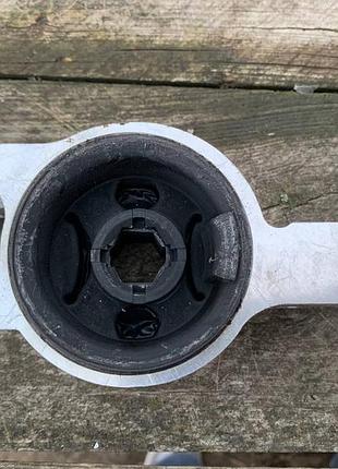 Сайлентблок переднего нижнего рычага правый vw caddy/golf/touran skoda octavia/superb seat leon/altea vag 1k0199231j оригинал новый