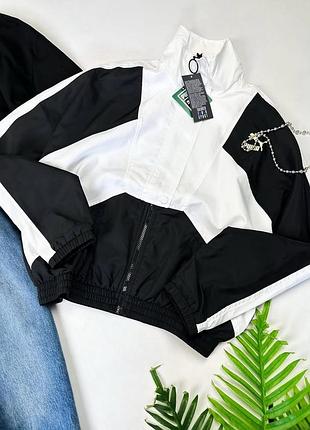 Черно белая спортивная куртка ветровка