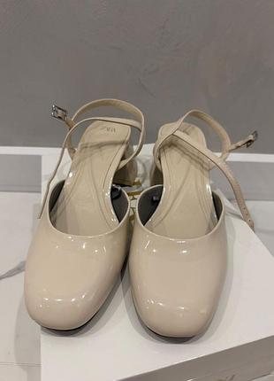 Туфли zara бежевые, лакированные, квадратные каблук