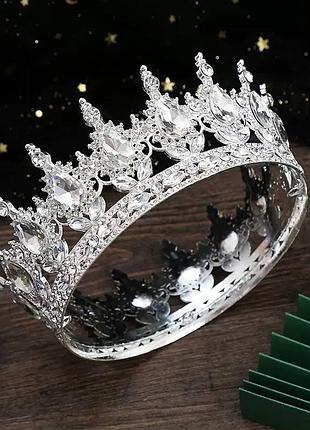 Святкова королівська корона з сріблястими кристалами