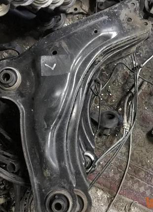 Бу рычаг передней подвески renault laguna 2,  8200452715, 545016805r левый.
