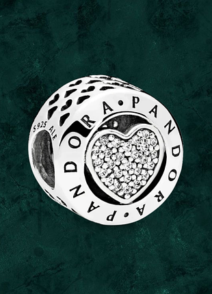 Серебряная бусина шарм "логомания" pandora (пандора) 796218cz