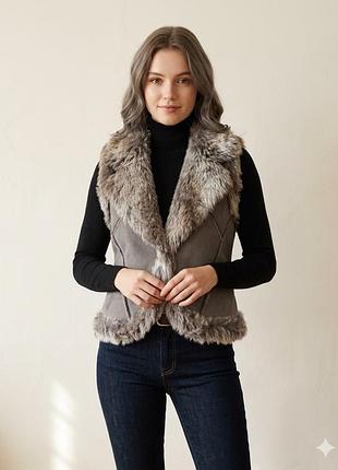 Стильна жилетка від британського бренду dorothy perkins зі штучного хутра сірого кольору.