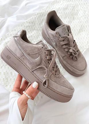 Класні жіночі кросівки nike wmns air force 1 low mink brown suede коричневі