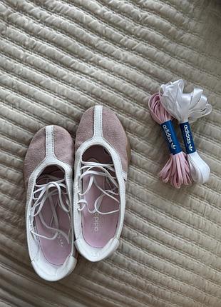 Спортивне взуття жіноче adidas