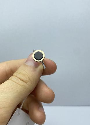 Кольцо серебряное комбинированное с ониксом и золотом.784р.