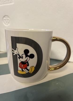 Керамічна чашка disney mickey mouse з літерою «d» та золотистою ручкою.