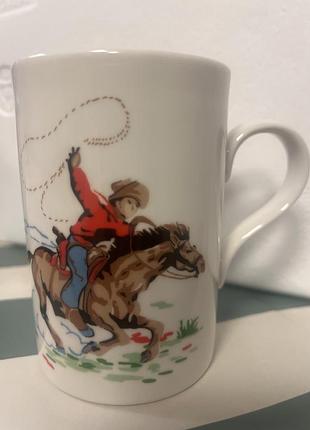Колекційна керамічна чашка cath kidston з принтом ковбоя на коні (cowboy crush), яка зазвичай виготовляється з порцеляни.