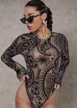Стильний боді з чорним принтом на бежевому кольорі 🤍🖤