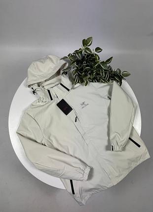 Вітровка чоловіча arc’teryx  , молочна
