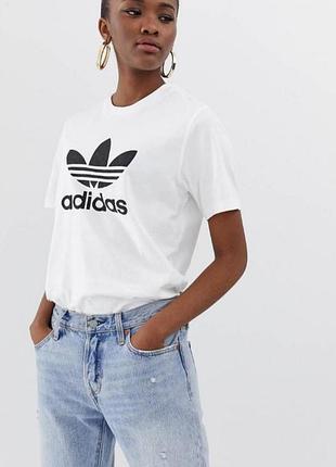 Футболкф біла adidas