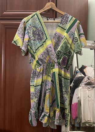 Жіночий літній комбінезон з шортами (ромпер), виконаний у стилі versace з геометричним принтом у зелених та бузкових тонах