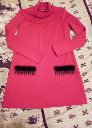 Нарядное короткое красное платье, декор на кармашках