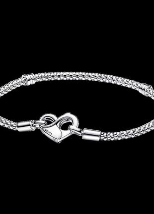 Серебряный браслет pandora с застежкой в ​​виде сердца.
