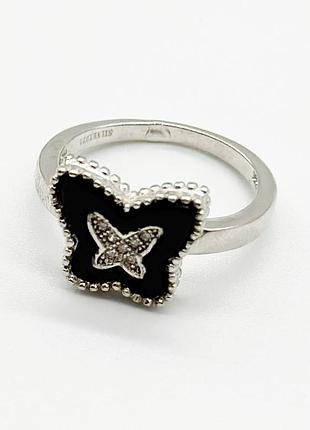 Серебряное кольцо в стиле "van cleef и arpels" со вставкой фианит/оникс, размер 17,0, вес: 2.9 г
