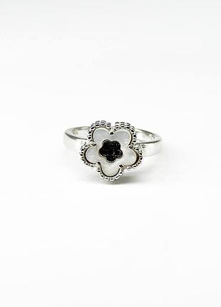 Серебряное кольцо в стиле "van cleef и arpels" со вставкой фианит/перламутр, размер 18,0, вес: 3.2 г