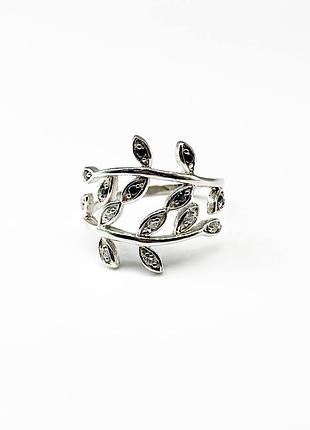 Серебряное кольцо с фианитами, размер 16,0, вес: 3.2 г