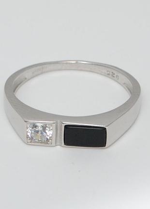 Серебряное кольцо печатка с ониксом и фианитами, размер 21,0, вес: 2.9 г