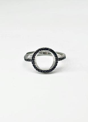 Серебряное кольцо в черных фианитах геометрия, размер 17,0, вес: 2.0 г