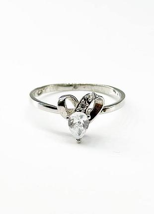Серебряное кольцо покрытое родием со вставкой фианит, размер 15,5, вес: 1.5 г