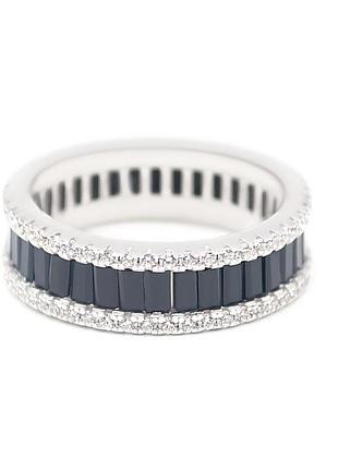 Серебряное кольцо с черными и белыми фианитами, размер 17,5, вес: 3.9 г