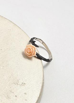 Кольцо из серебра женское с кораллом и чернением