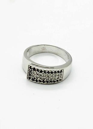 Серебряное кольцо родированное со вставкой фианит/оникс, размер 18,0, вес: 4.8 г