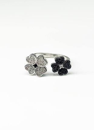 Серебряное кольцо в стиле "van cleef и arpels" с фианитами, размер 16,5, вес: 2.8 г