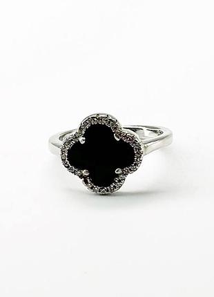 Серебряное кольцо клевер с ониксом и фианитами, размер 17,5, вес: 2.5 г