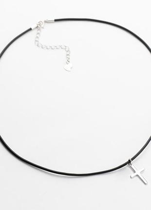 Колье с каучуковым шнурком и серебряным крестиком, размер 38 см x 0,15 см, вес: 2.0 г
