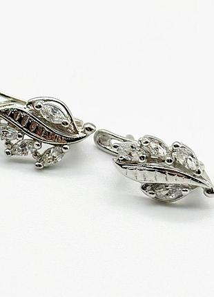 Серебряные серьги родированные с английской застежкой со вставкой фианит