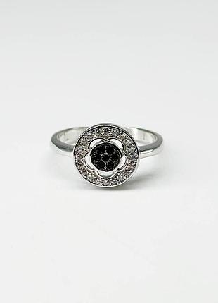 Серебряное кольцо со вставкой фианит/оникс, размер 18,0, вес: 3.3 г