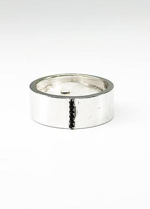 Серебряное кольцо со вставкой фианит/оникс, размер 17,0, вес: 3.4 г