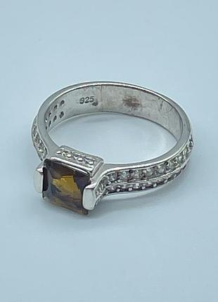 Серебряное кольцо с фианитами, размер 16,0, вес: 3.1 г