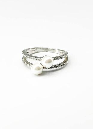 Серебряное кольцо со вставкой жемчужина/фианит, размер 17,5, вес: 2.6 г