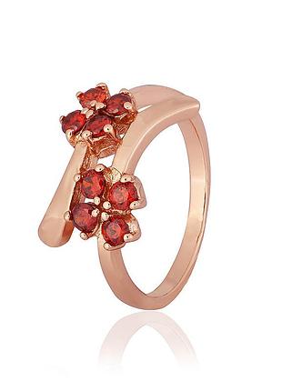 Серебряное кольцо в позолоте с красными фианитами, размер 17,5, вес: 2.7 г
