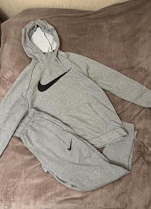 Чоловічий спортивний костюм nike