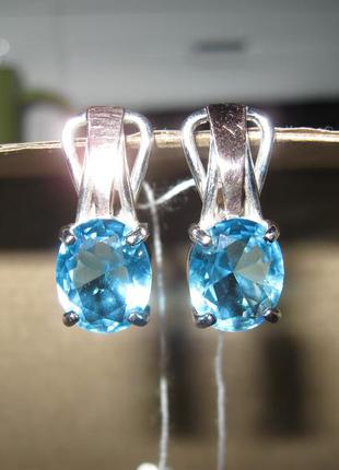 Лаконичные, недорогое серебряные серьги с золотом и небесно-голубыми камнями