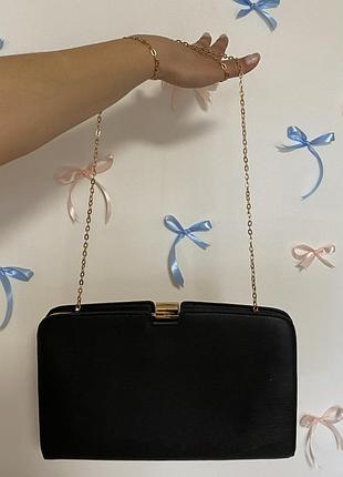 Чорна сумка клатч primark із золотим ланцюжком, корпус 100% pvc, підкладка поліестер, стильна й практична.