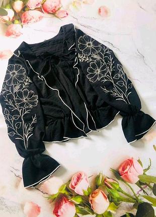 Стильная блуза с вышивкой 🌸
черная блуза с нежным цветочным орнаментом – идеальный вариант как для школы, так и для праздничных событий 🤍