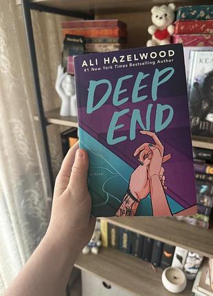 Книга ali hazelwood deep end, ромком, англійська мова, мʼяка обкладинка