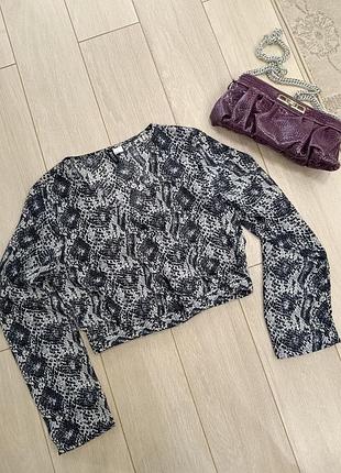 Блузка (кроп-топ) від бренду h&m з характерним зміїним принтом. укорочений фасон (кроп-топ) з довгими рукавами, h&m