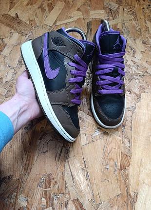 Оригинальные демисезонные кроссовки nike air jordan 1 mid purple mocha gs sneaker dq8423-215