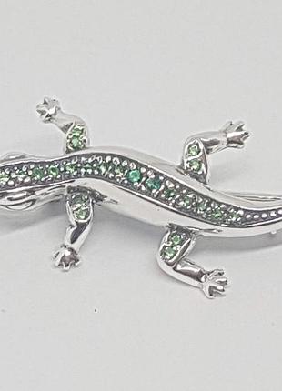 Серебряная брошь с фианитами. 9506 белый зеленый