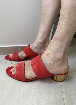 Продам замшеві босоніжки salvatore ferragamo
