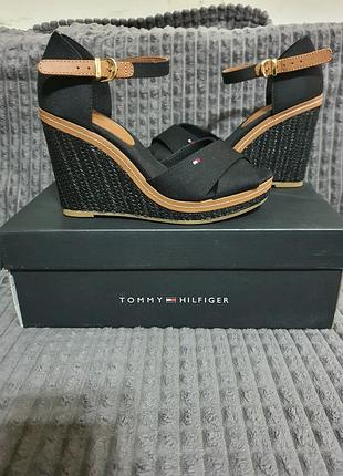 Новые женские босоножки на танкетке tommy hilfiger, размер 37.