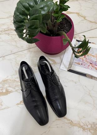Чоловічі ідеальні класичні чорні шкіряні туфлі-дербі prada made in italy 41-41.5 розмір