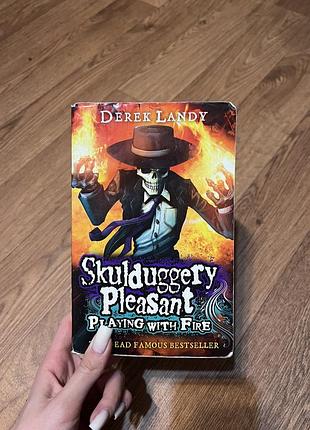 Книга скулдуггері плезента «гра з вогнем» skulduggery pleasant: playing with fire